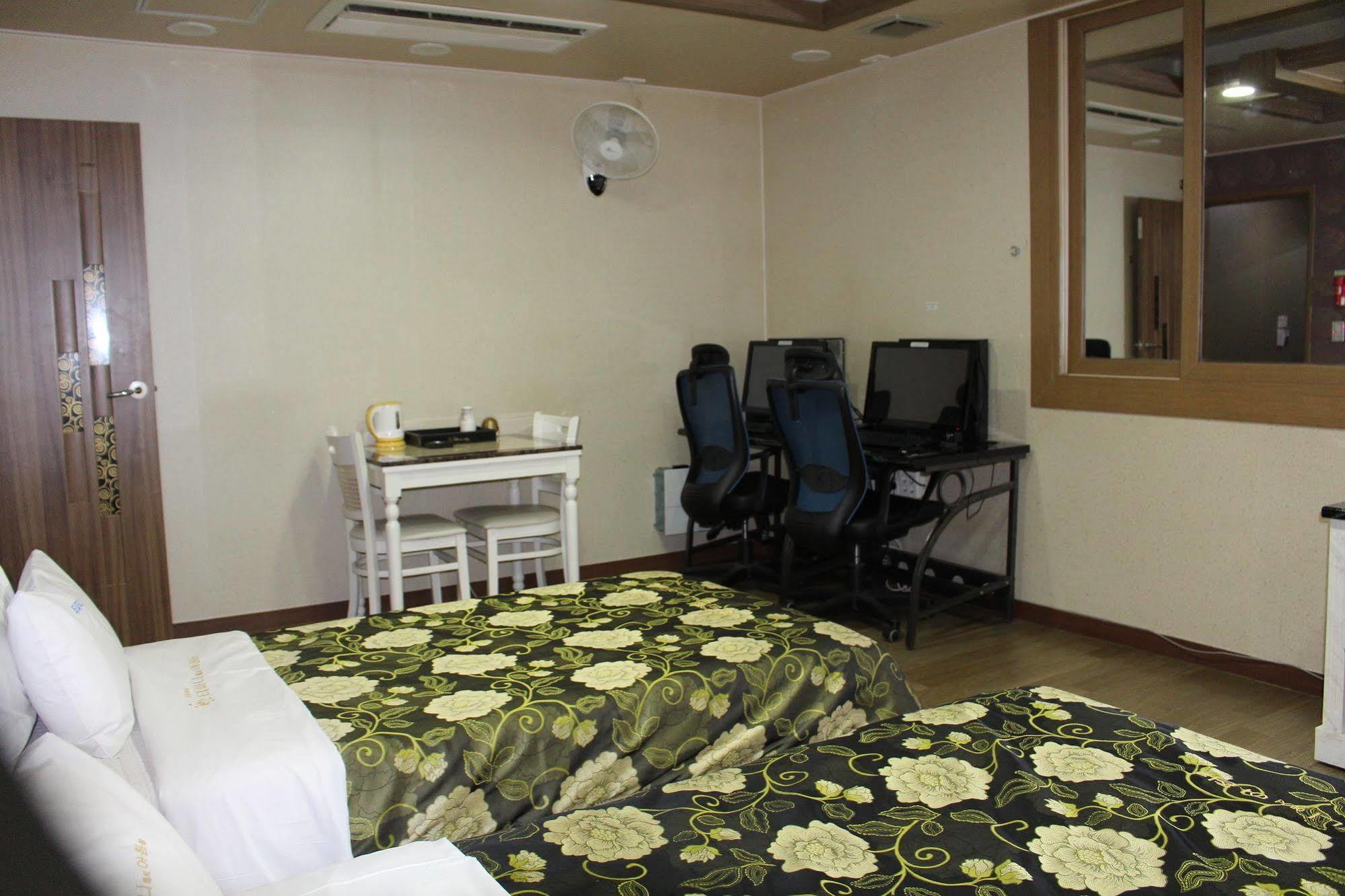 Tiffany Motel Mokpo Bagian luar foto