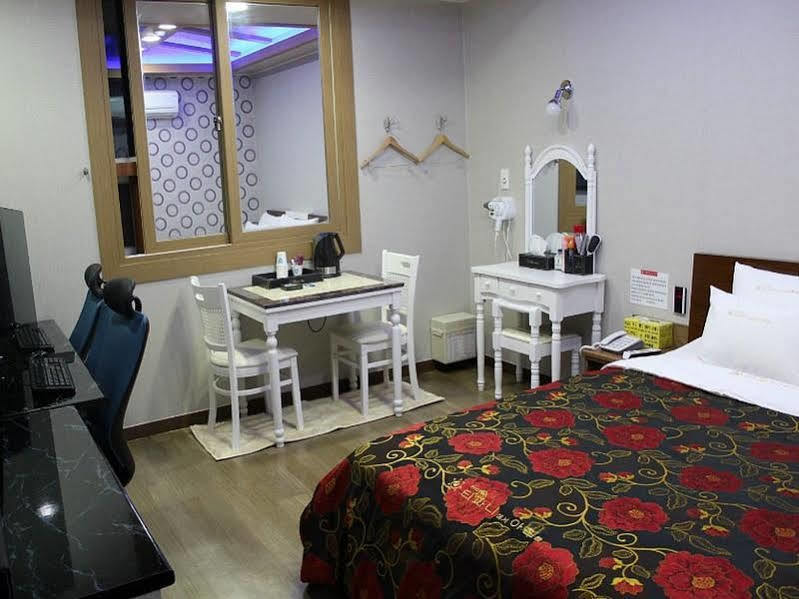 Tiffany Motel Mokpo Bagian luar foto