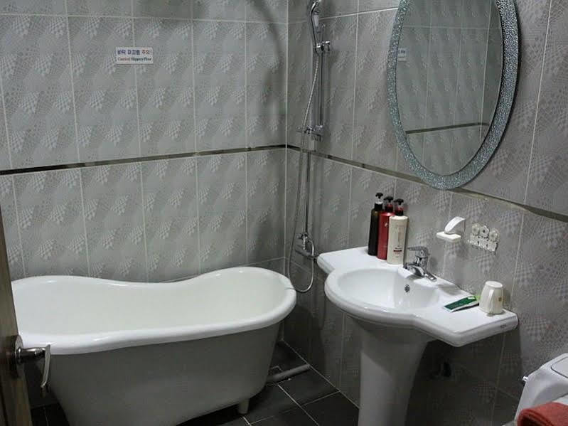 Tiffany Motel Mokpo Bagian luar foto