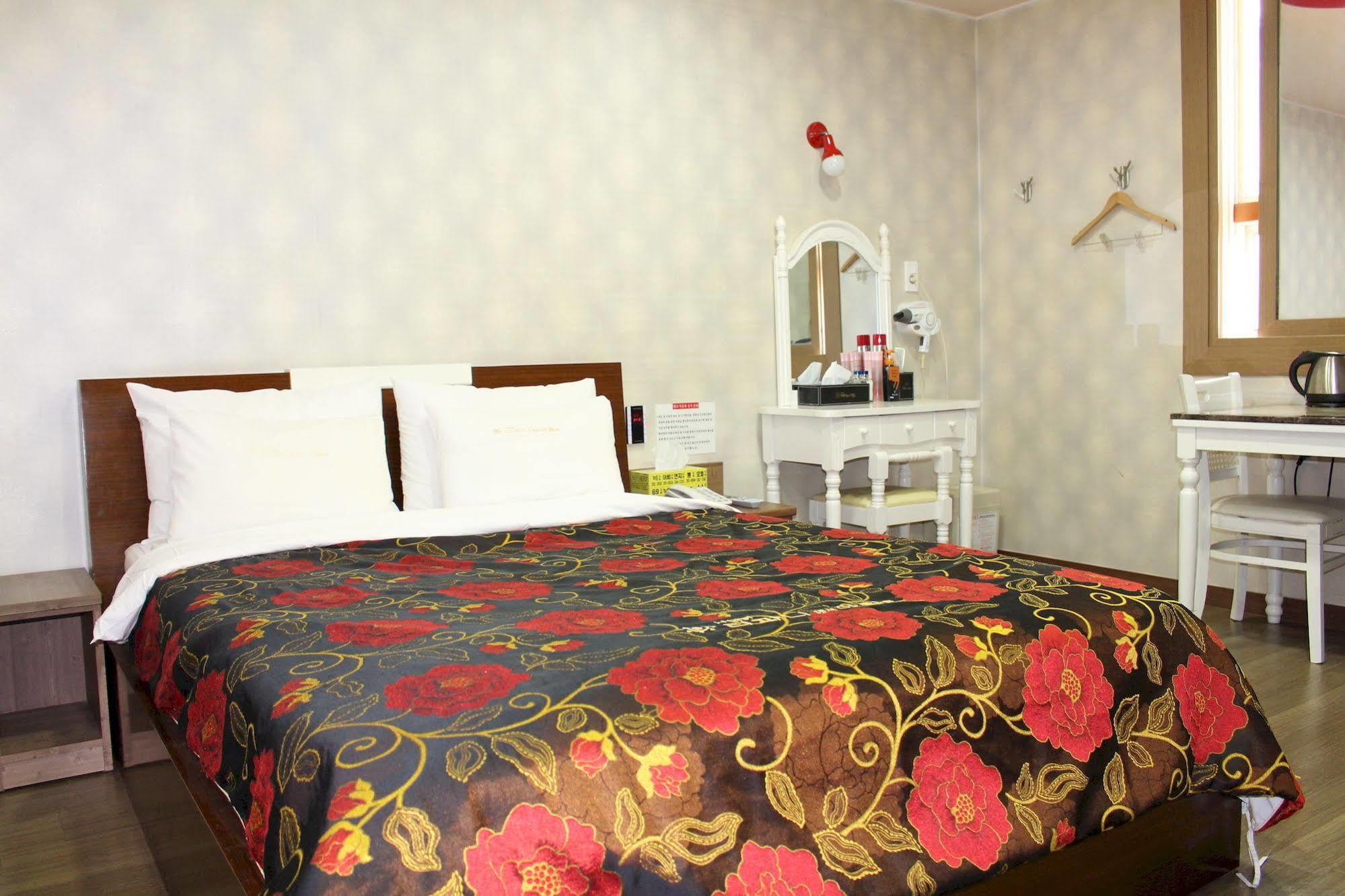 Tiffany Motel Mokpo Bagian luar foto