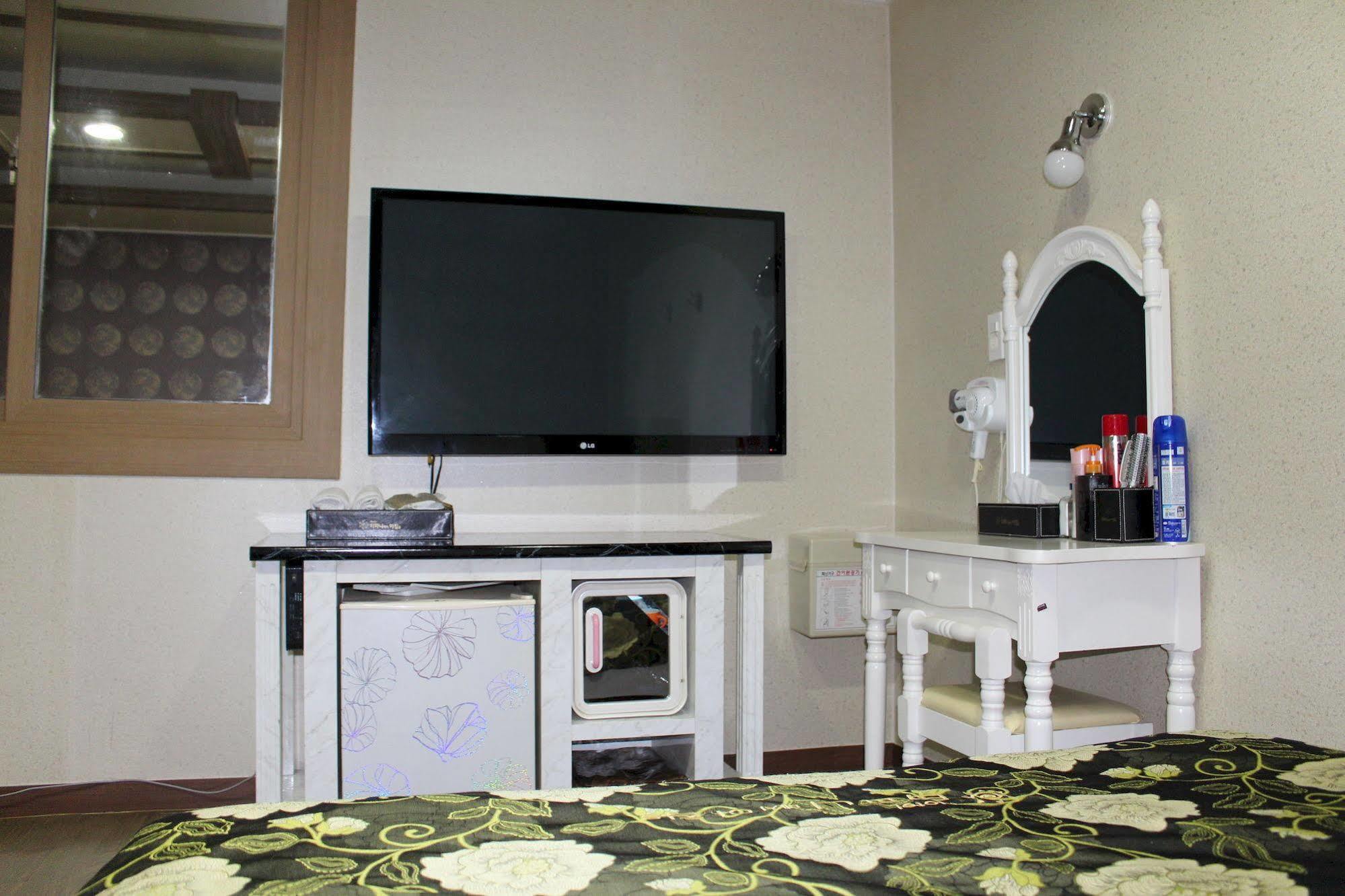 Tiffany Motel Mokpo Bagian luar foto