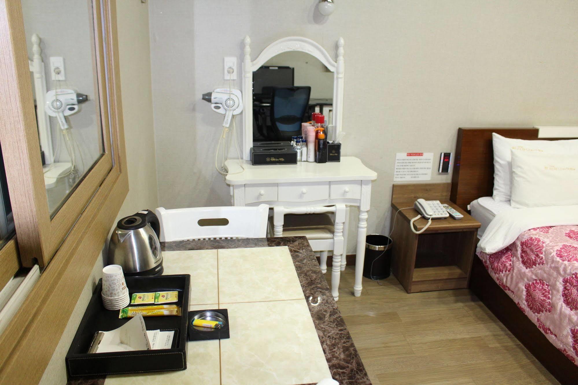 Tiffany Motel Mokpo Bagian luar foto